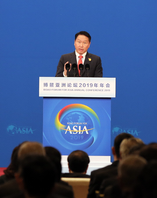 최태원 SK 회장이 28일(현지시간) 중국 하이난에서 열린 보아오포럼 개막식에 한국 경제인 중 유일한 연사로 참석, '사회적 가치의 필요성'에 대해 역설하고 있다.   SK그룹 제공